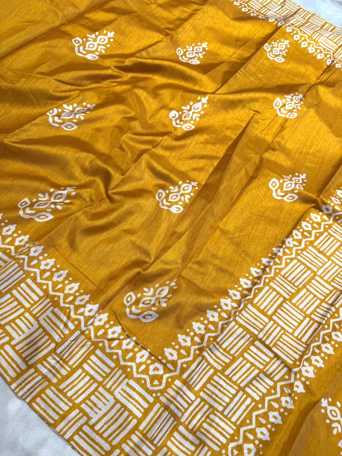 8a875994-377b-4f03-bb69-5fd19dbfd151 Block printed Raw silk - Yellow - Image 1
