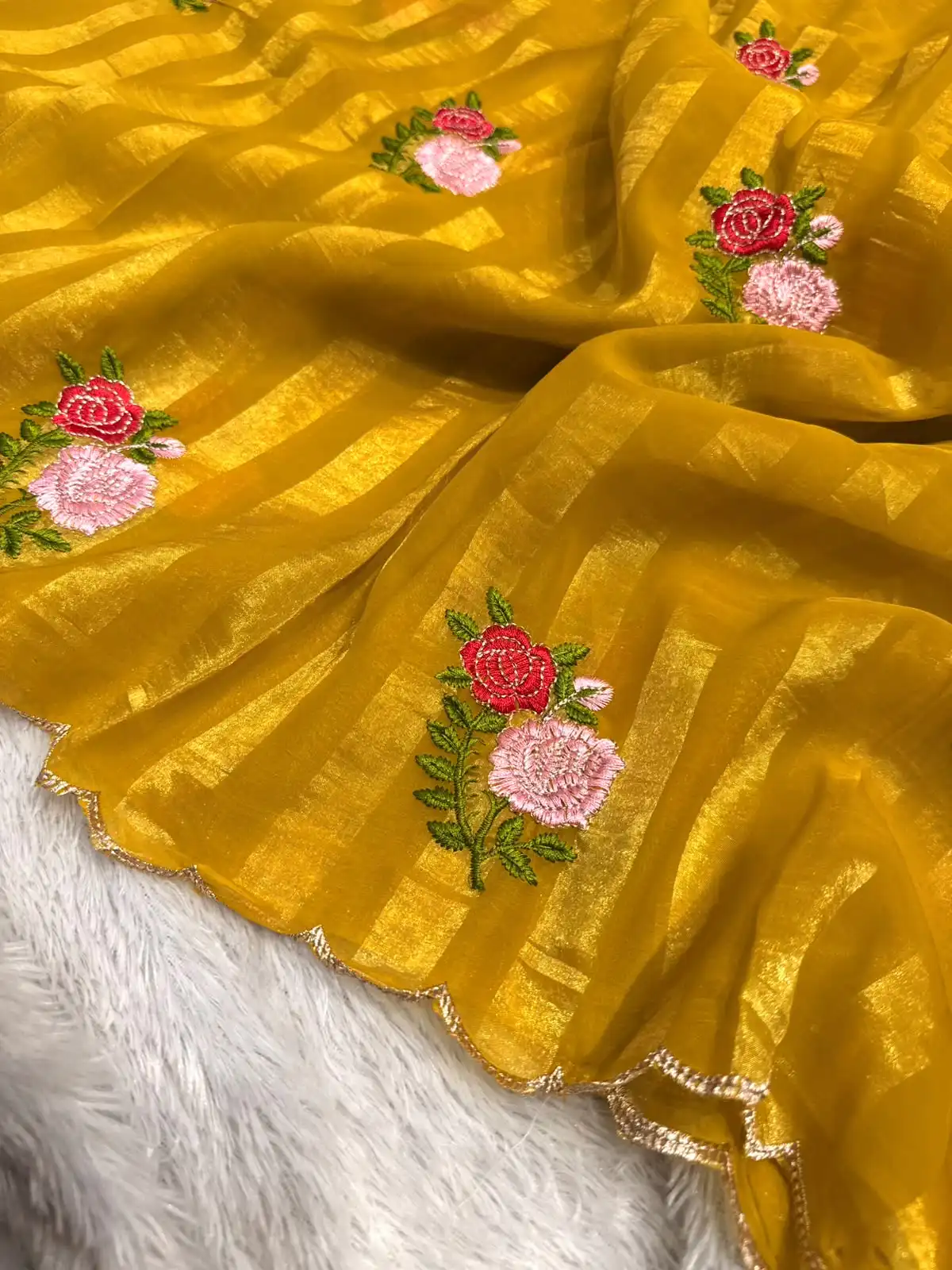 c4ba79f5-c849-4d9a-beb5-655e3b8c3257 The roses (Art-silk) - Mustard yellow - Image 1